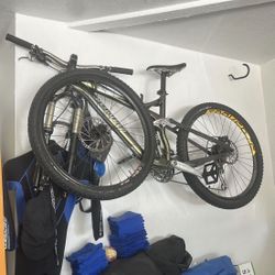 Medium Specialized Mountain Bike 