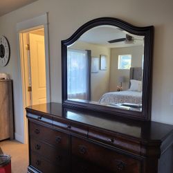 bedroom set FIRST COME FIRST GETS IT 