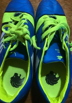 Outdoor soccer shoes