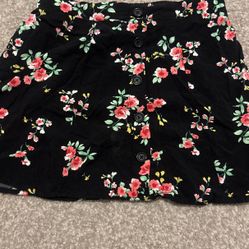 Short black skirt with flowers !