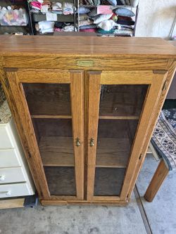 Stuart,s Bookcase has Plexy not glass