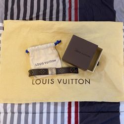 Louis Vuitton Bracelet Rubbed Hockenheim Bure Rubbed Logo bracelet bangle