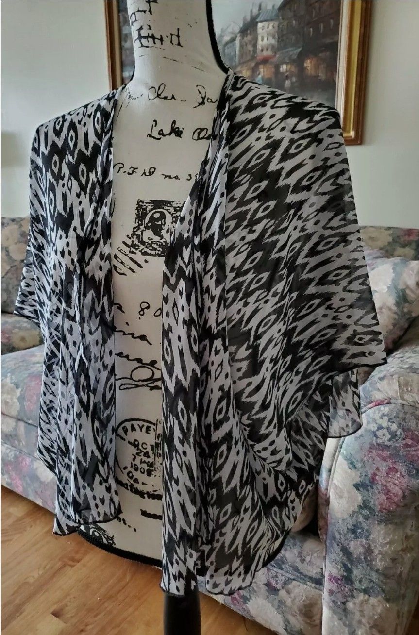 HM Divided Black and White Print Shrug Shawl
