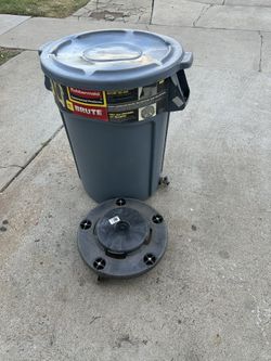 Trash Can With Dolly 44 Gal Like New   Water Storage 
