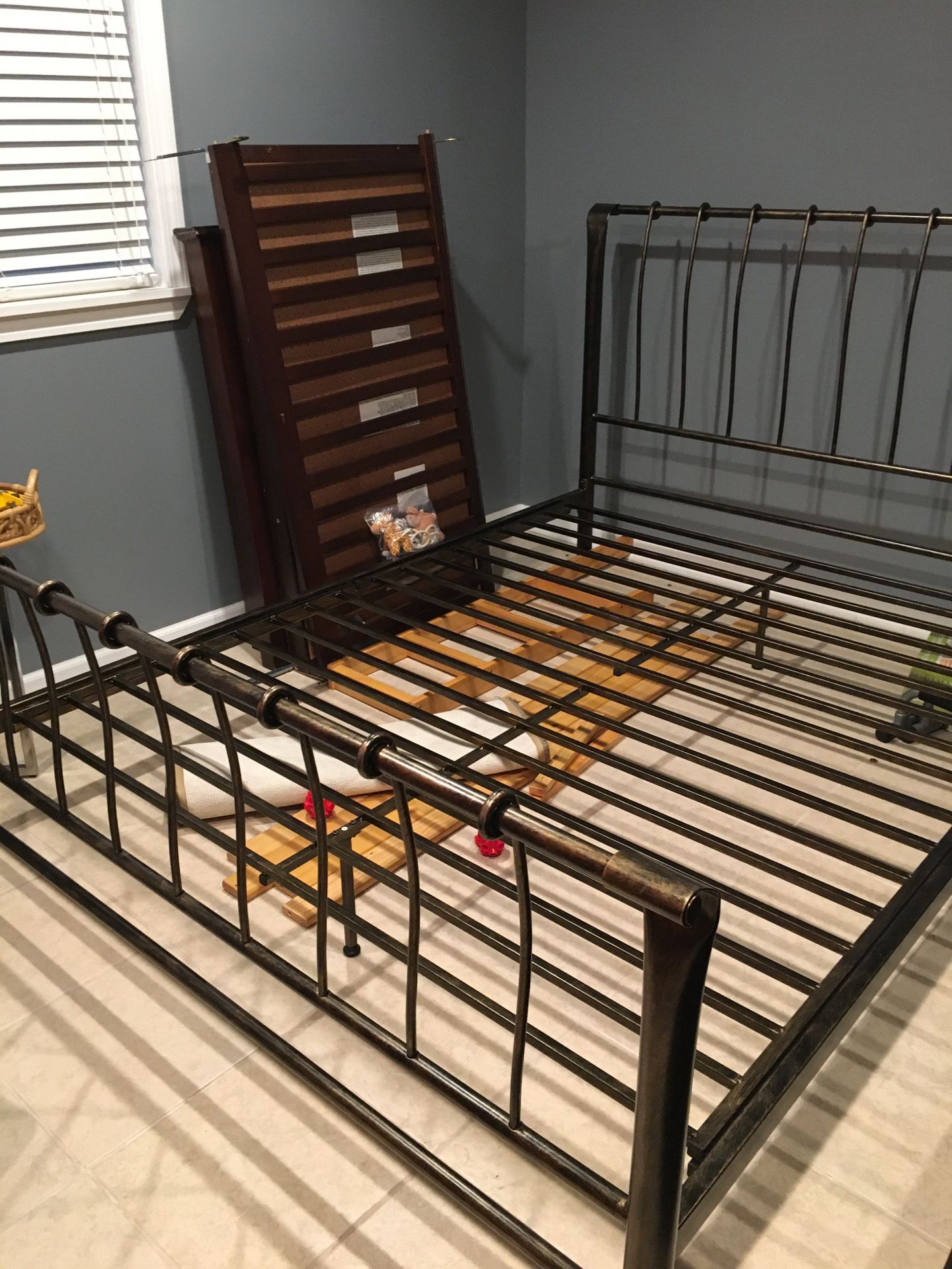 Queen size bed frame SOLD PENDING PICKUP