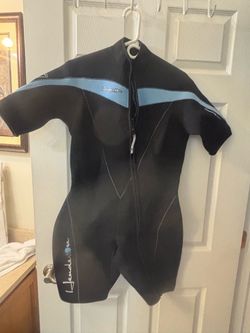 Henderson 3mm Shorty Wetsuit Size 16P  Durable 3mm neoprene shorty wetsuit in size 16P. This black and light blue Henderson suit has short sleeves and