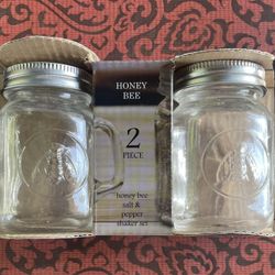New “Bee” Mason Jar Salt & Pepper Shakers Set