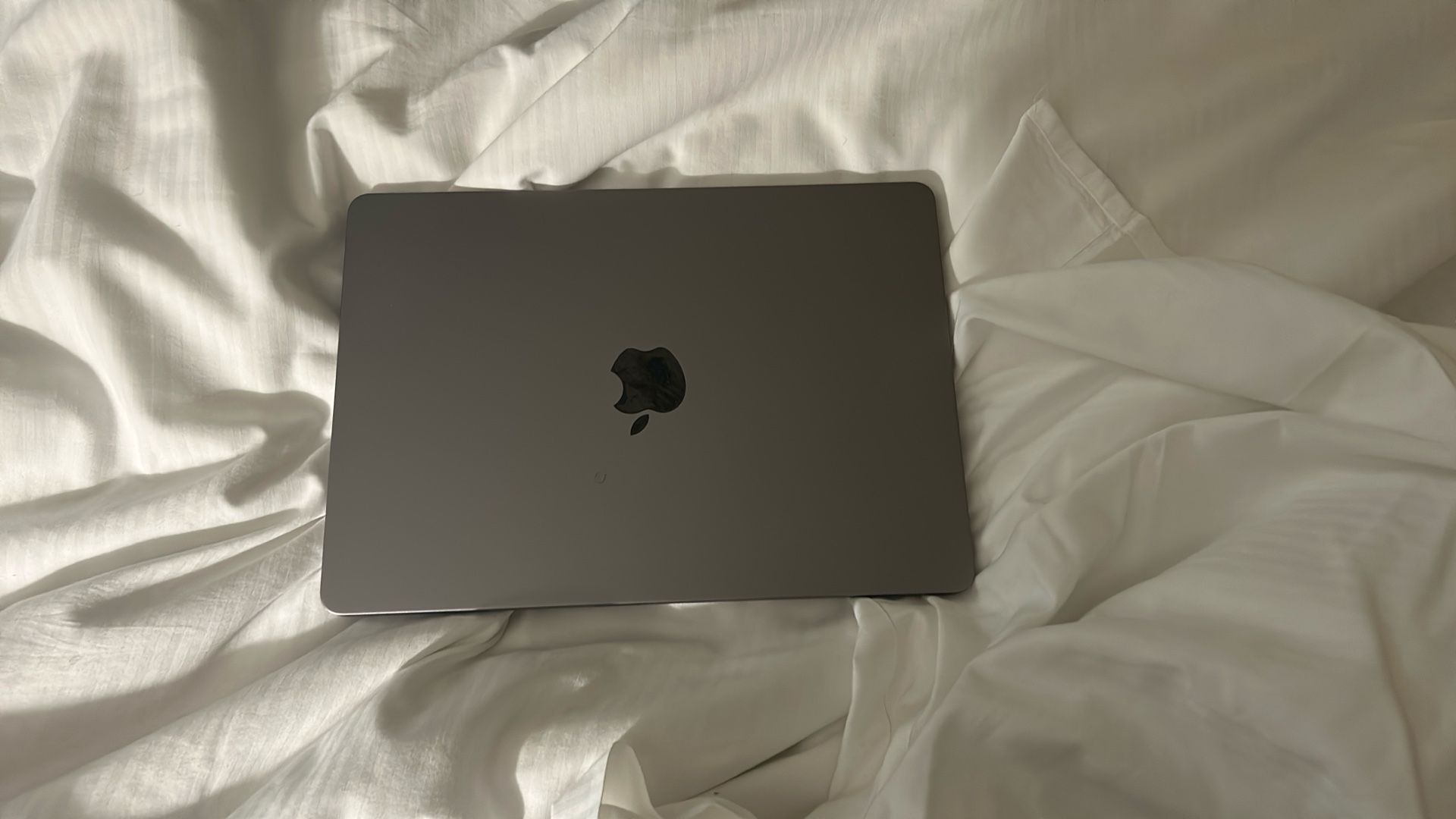 MacBook Air (M3, 2024) — 13-inch, 16GB RAM, 256GB SSD.