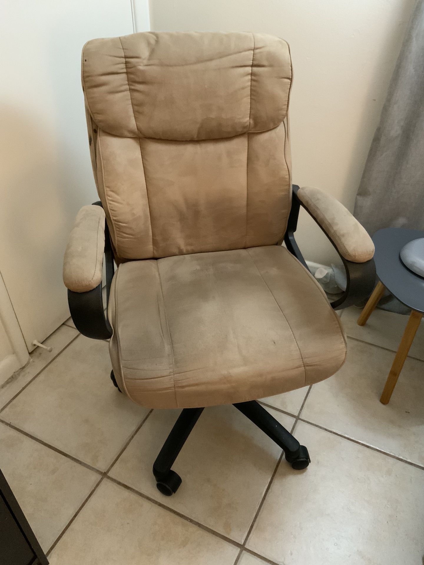 Comfy Office Chair - Adjustable Moves Up And Down To Adjust Height