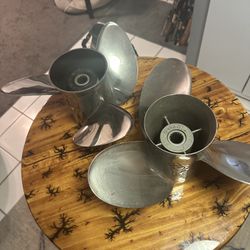 2 Boat Props  Propellers  1 RH 1 LH Excellent Condition 