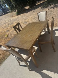 Wooden Dining Table with 4 Chairs / used -fair - chairs need to be clean 🧼  selling as is