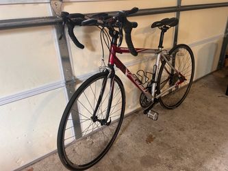 Red and silver Fuji Newest 3.0 road bike with drop handlebars and an aluminum frame. 46cm