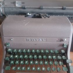 Vintage QUIET ROYAL DELUXE TYPEWRITER 