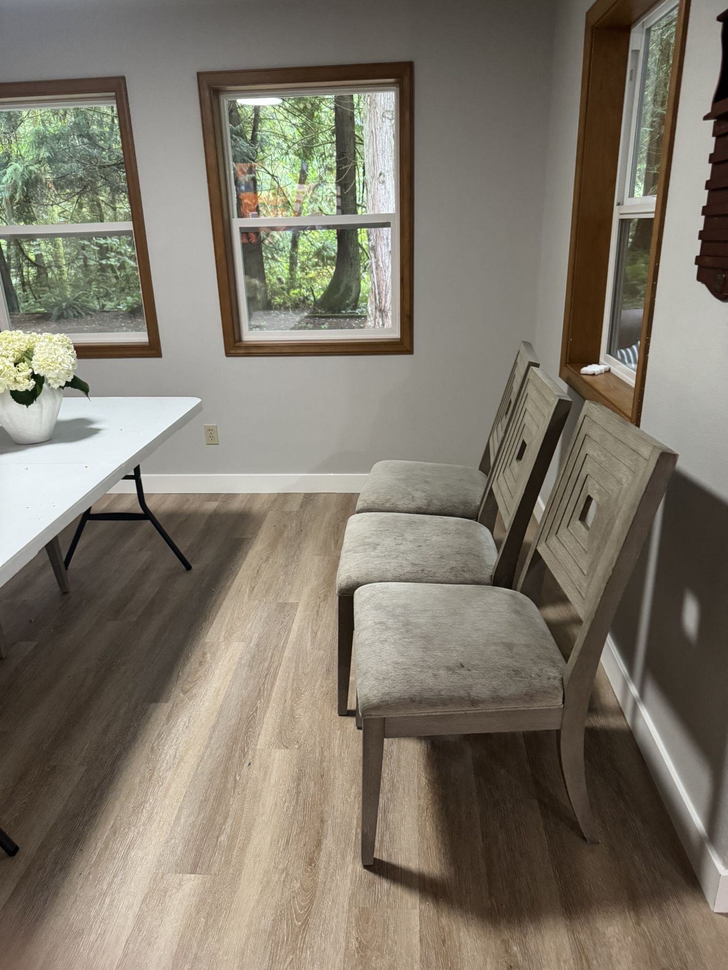 Set Of 6 Upholstered Chairs! Modern Style . Free