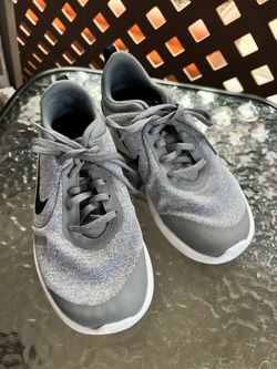 NIKE Boys Shoes Size 4Y