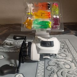 Low Profile Bait Casting Reel With Lure Set.