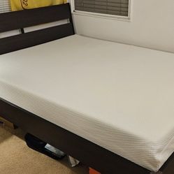 Memory Foam Queen Mattress in Excellent Condition