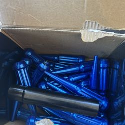 Spike Lug Nuts Blue 12x1.5