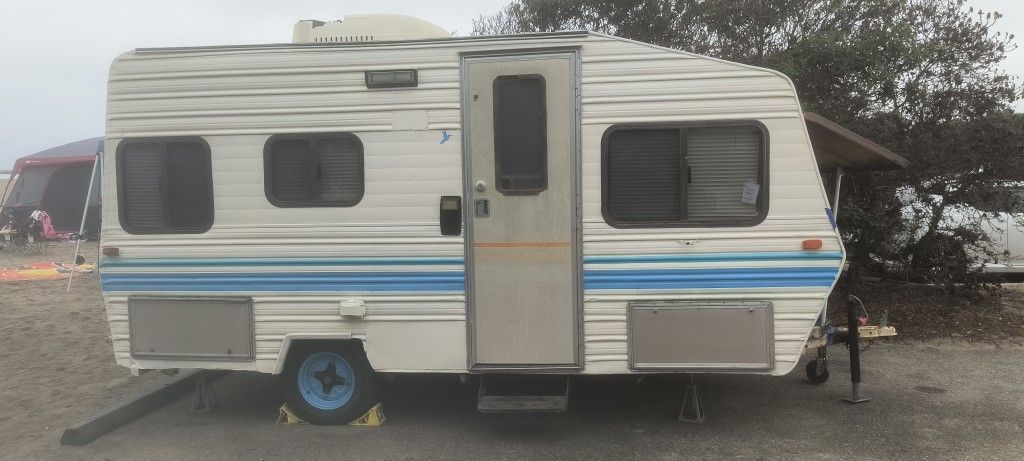 Vintage 1985 14 foot Komfort lite travel trailer