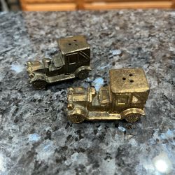 Vintage Pair of Salt And Pepper Shakers Metal Cars Made in Japan .  Size approximately 1 1/4 inches tall, 2 1/2 inches long and 1 inch wide.  Preowned