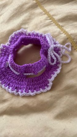 Sombrerito para perritos medianos o gatitos morado con blanco  4 pulgadas de circunferencia trae para meter las orejitas nuevos diferentes colores