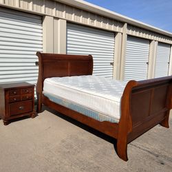 Queen 👑 size bed frame solid wood
