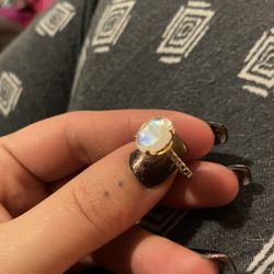 Gold MOONSTONE ring. Size 5.