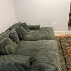 Plush Green Sectional – Comfy, Stylish, Gently Used!
