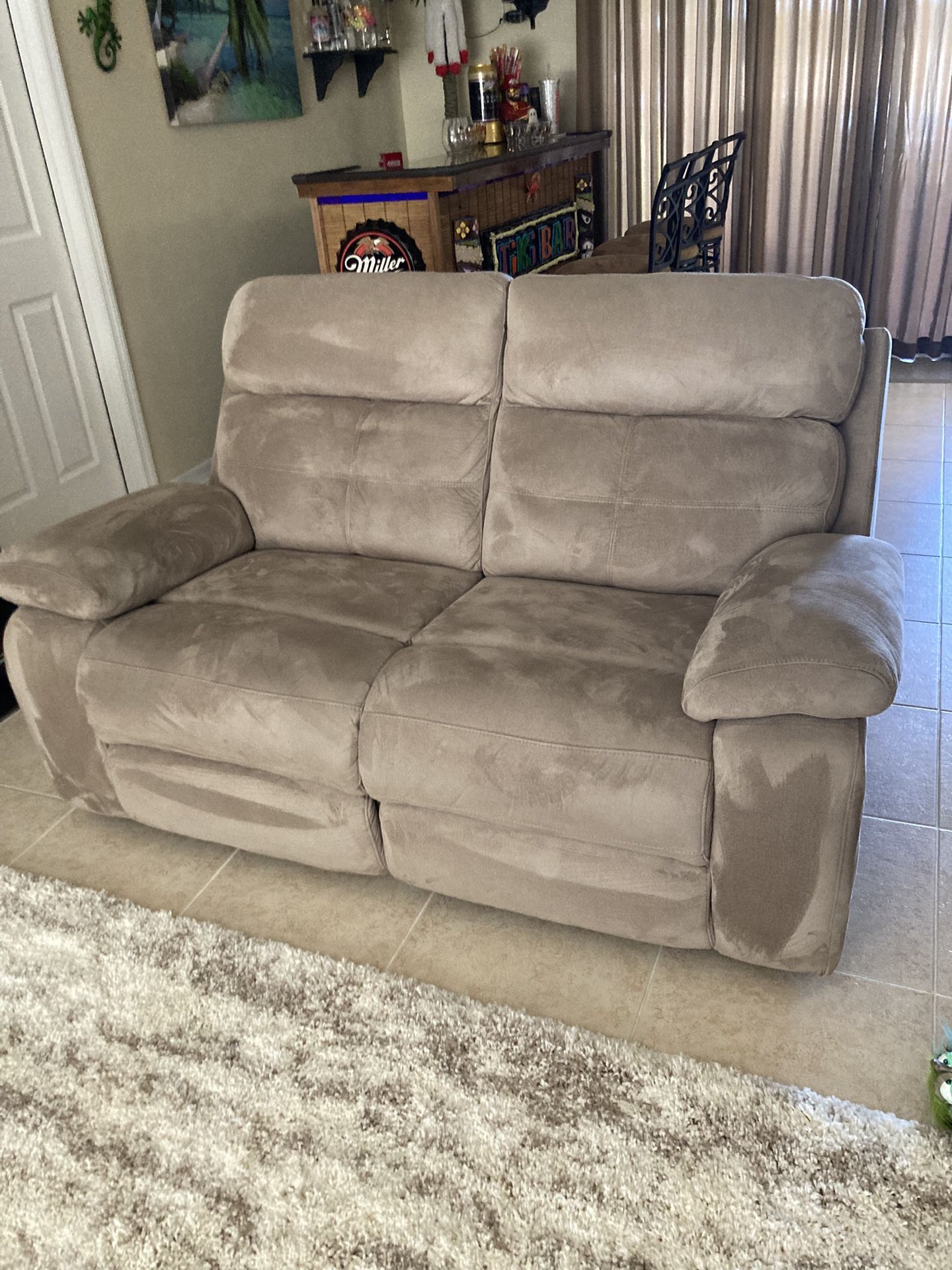 Loveseat, no recliners very clean excellent condition