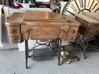 Treadle Seeing Machine New Home