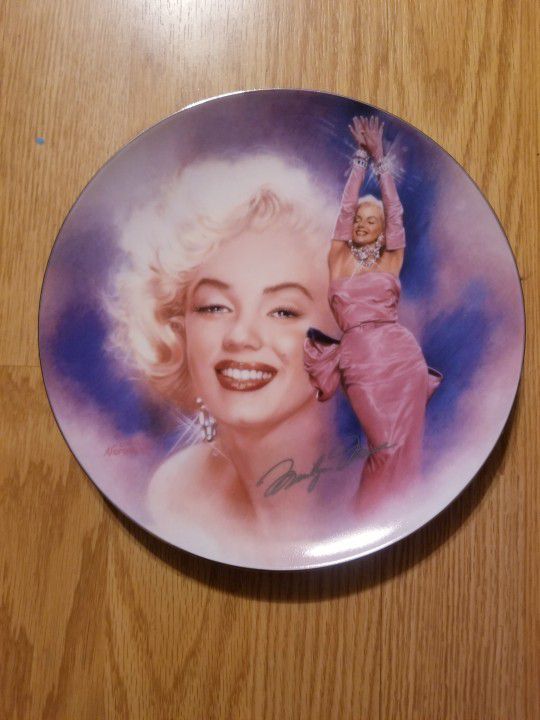 Marilyn monroe Plate "ALL THAT GLITTERS'..BRADFORD STAMPED..COLLECTABLE PLATE..BRAND NEW!