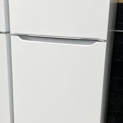 30” Frigidaire Top Freezer Refrigerator 18.3cu.ft