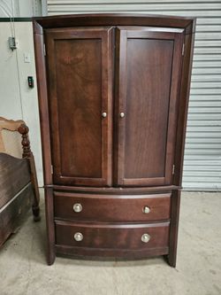Armoire / Dresser