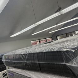 KING SIZE SEALY POSTUREPEDIC PLUS MATTRESS & BOX SPRINGS BED SET