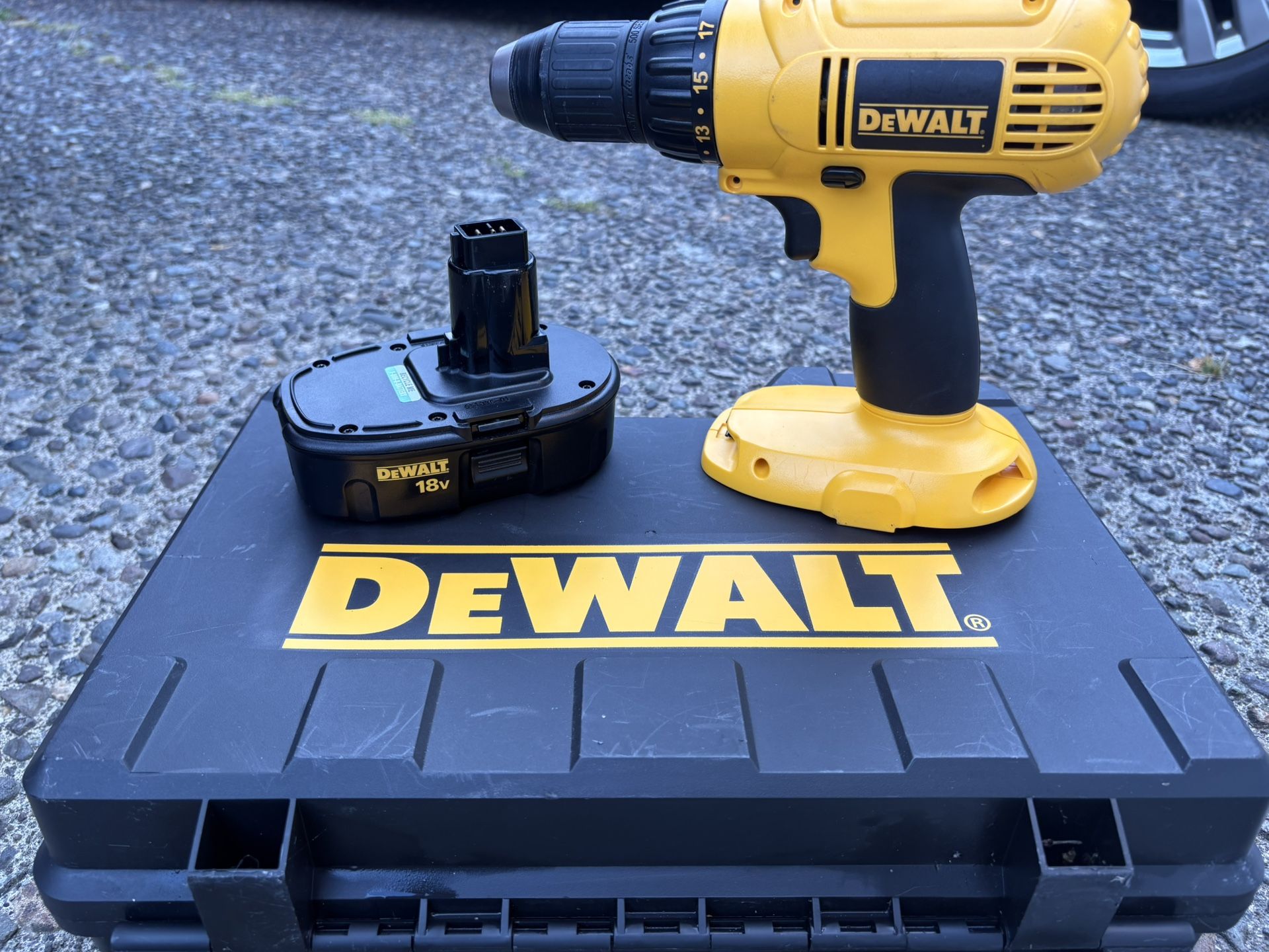 DEWALT DC970K-2. Cordless, 18V 1/2" drill/driver WITH RECHARGEABLE BATTERY