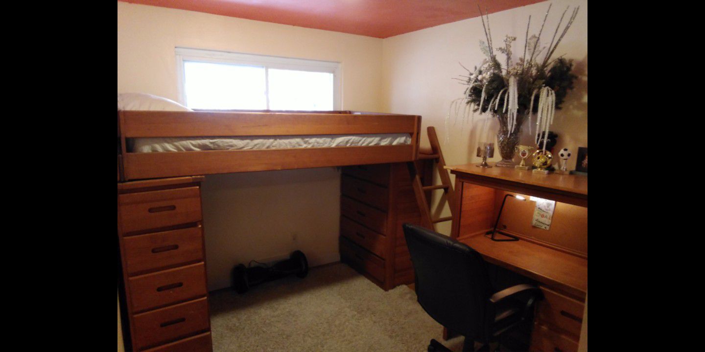 Bunk bed/2 desk set... It was $2,350, I wanted$600... In good condition....