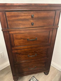 Dark Wood 5-Drawer Chest Dresser “UNIVERSAL FURNITURE”