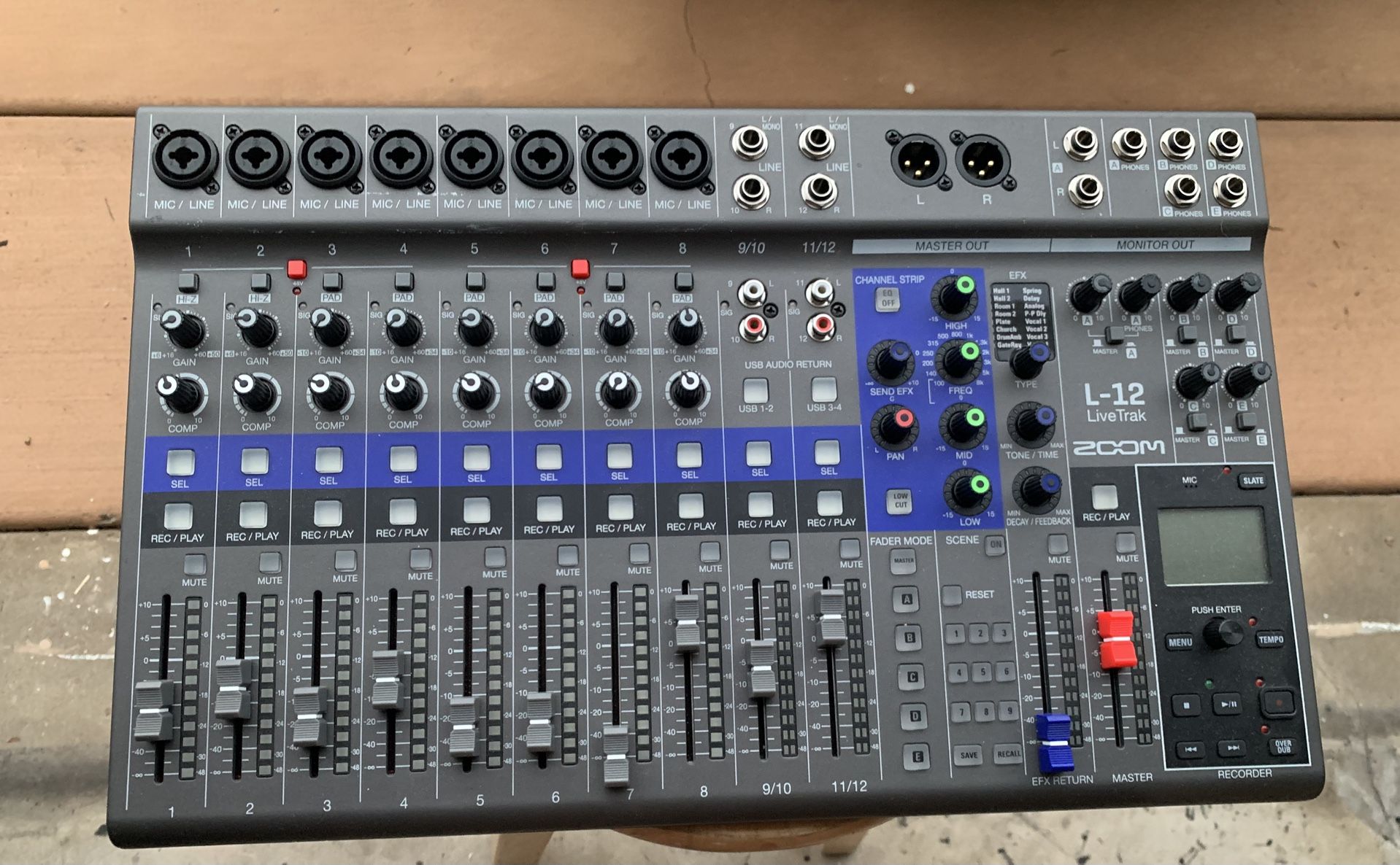 Zoom Live Trak L-12 Mixer