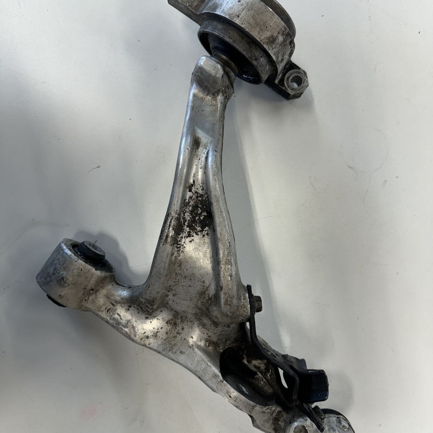 Infiniti g37 SEDAN OEM left lower control arm (driver side)