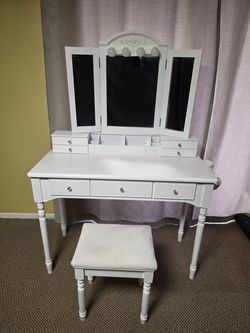 White Vanity Set in Very Good Condition