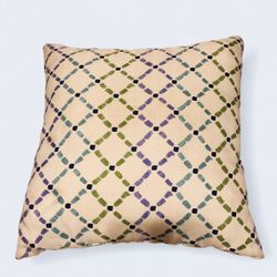 1 decorative throw pillow