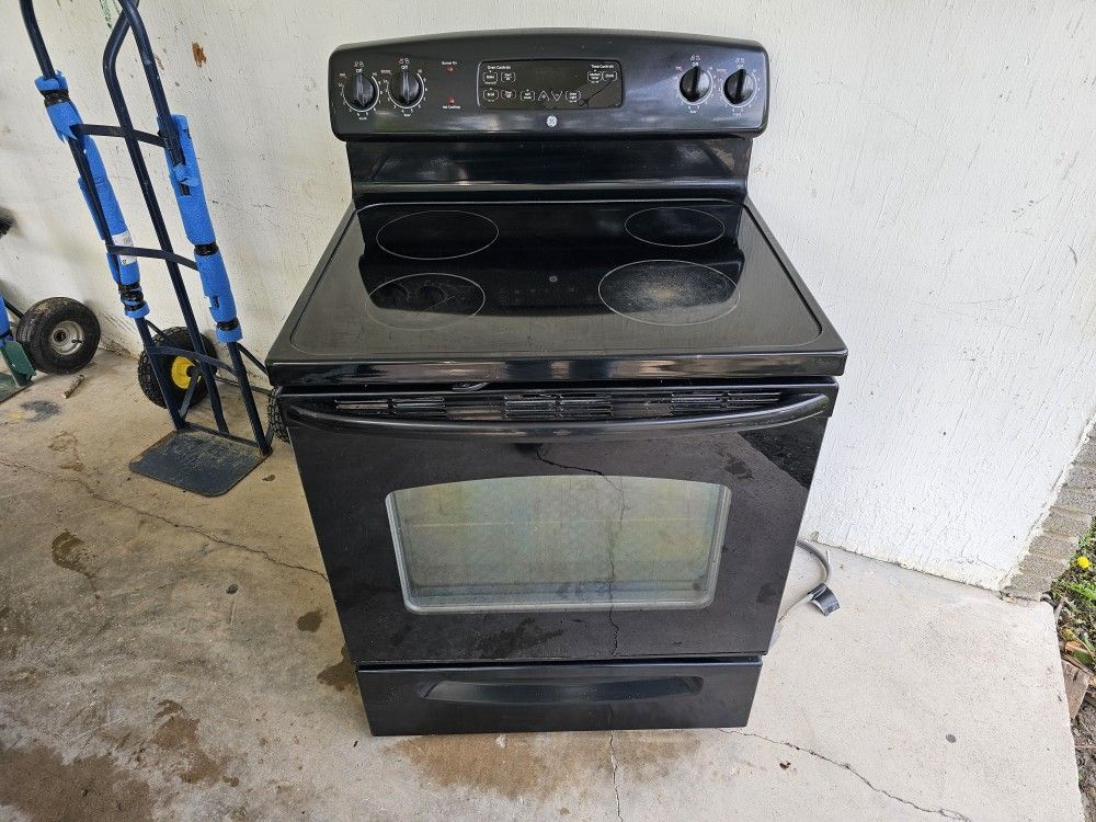 Nice GE Glass Top Stove