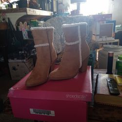 Size 8 Suede Tan Boots With Fur 