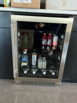 Brisas by Zephyr 5.8 Cubic Ft Single Zone 24” Beverage cooler