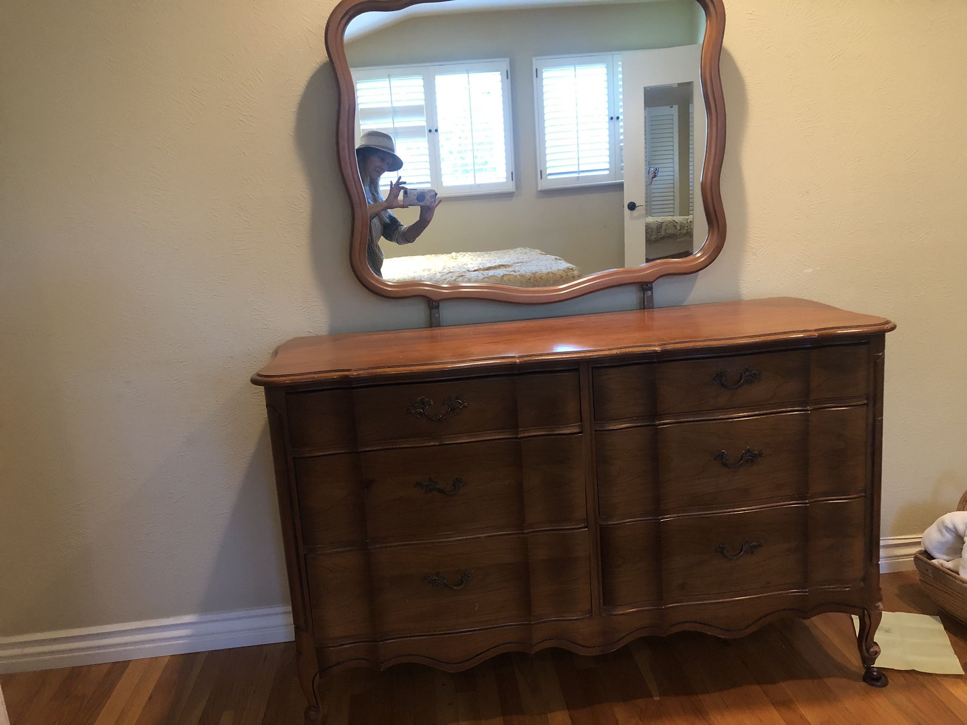 queen bedroom set w/ temporpedic matress free pick up after friday dec 13th