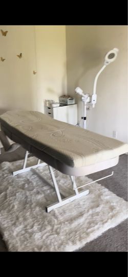 Facial/massage bed w cushion