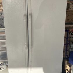 Double door fridge freezer combination in excellent working condition.