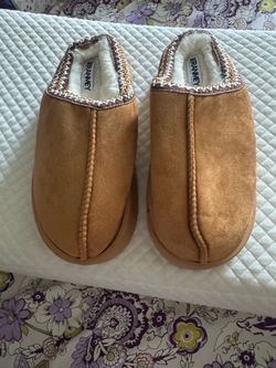 Men slippers in camel color with plush fleece lining. Soft suede-like upper and cushioned sole for everyday comfort. Easy slip-on design for quick wea
