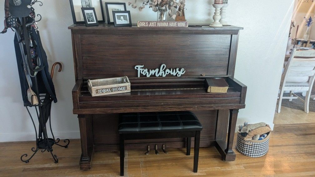 1913 AB Chase Stand-up Piano