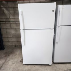 GE 33" Top Freezer Refrigerator 22 Cu Ft  White New